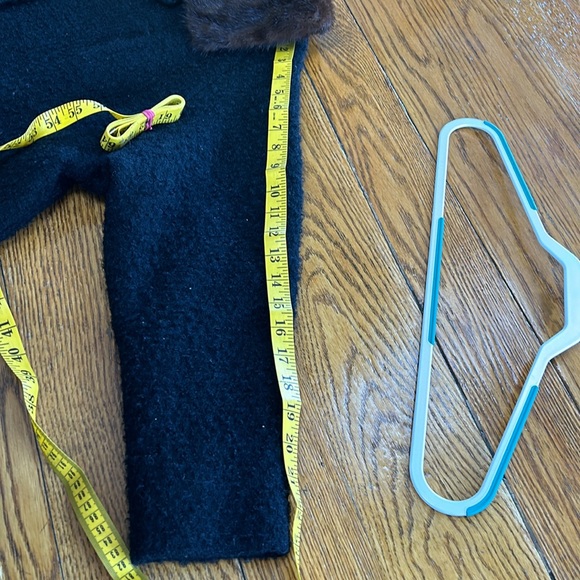 Vintage Wyandotte fabric 100% wool black boucle coat with mink collar. - Picture 12 of 13